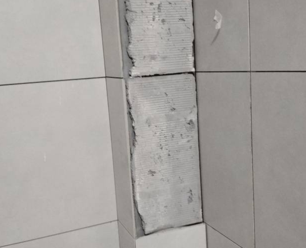 酒泉市瓷砖空鼓维修公司分享下瓷砖施工前基层浇水润湿程度不足，可能导致以下问题