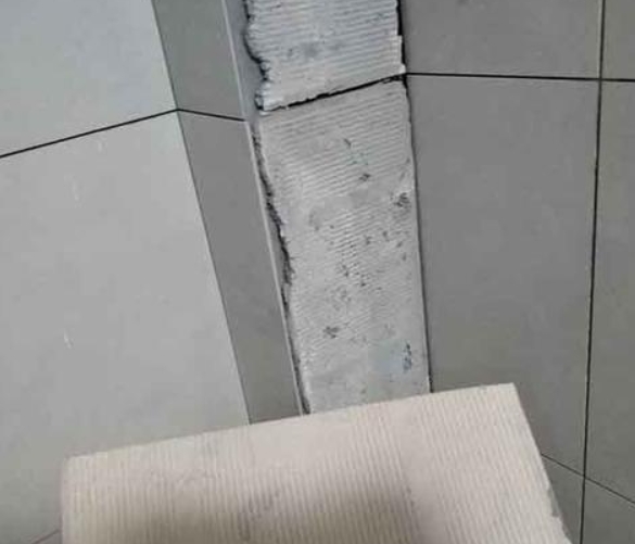 酒泉市瓷砖空鼓维修公司分享下厨房瓷砖脱落的补救措施。